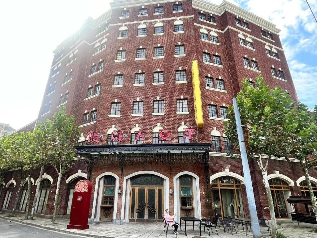 Hotel Jinglai 3*